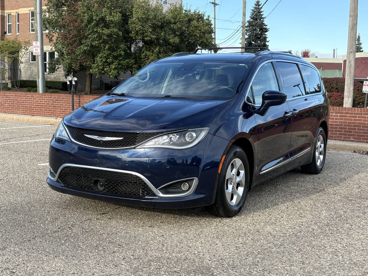 Used 2017 Chrysler Pacifica Touring-L Plus w/ Advanced Safetytec Group FWD image 3