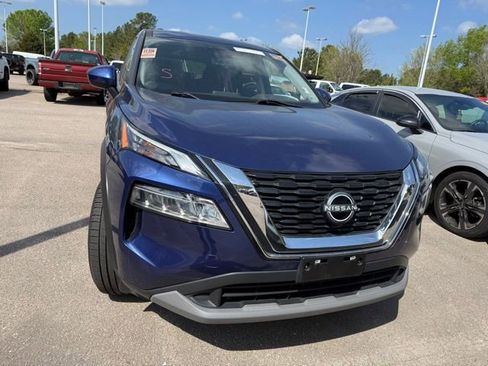 Used 2023 Nissan Rogue SV image 4
