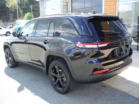 Used 2023 Jeep Grand Cherokee Altitude AWD/4WD image 8