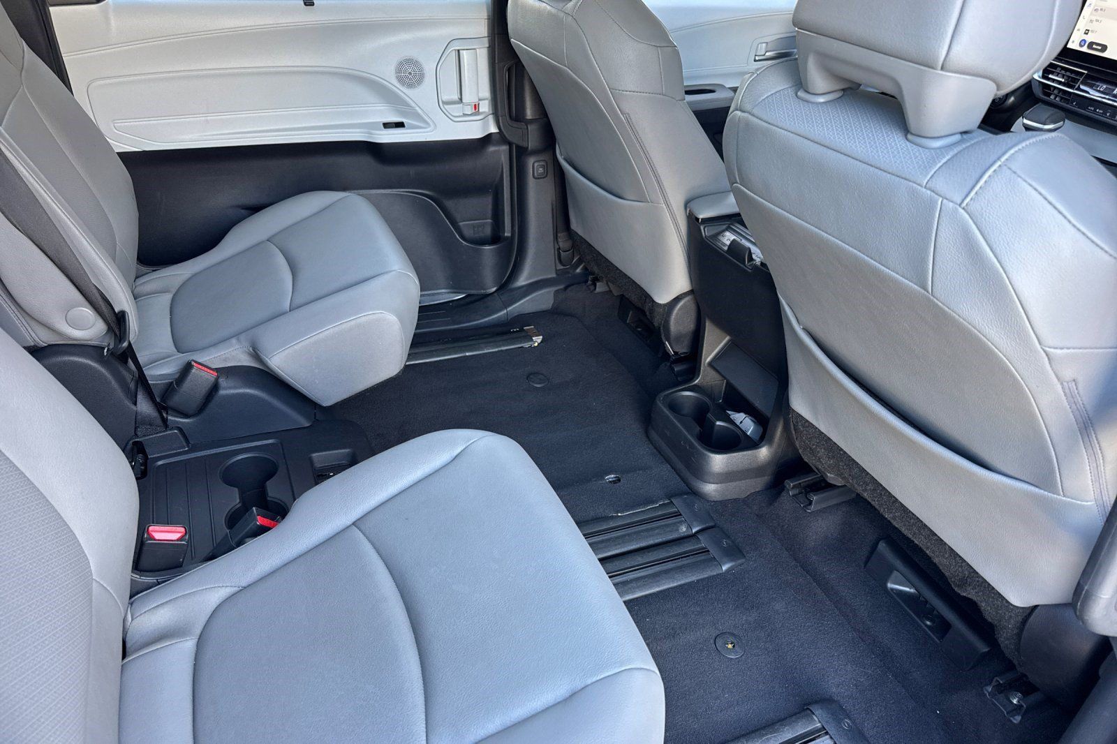 Used 2026 Toyota Sienna XLE FWD image 32