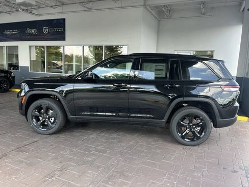 New 2025 Jeep Grand Cherokee Altitude image 4