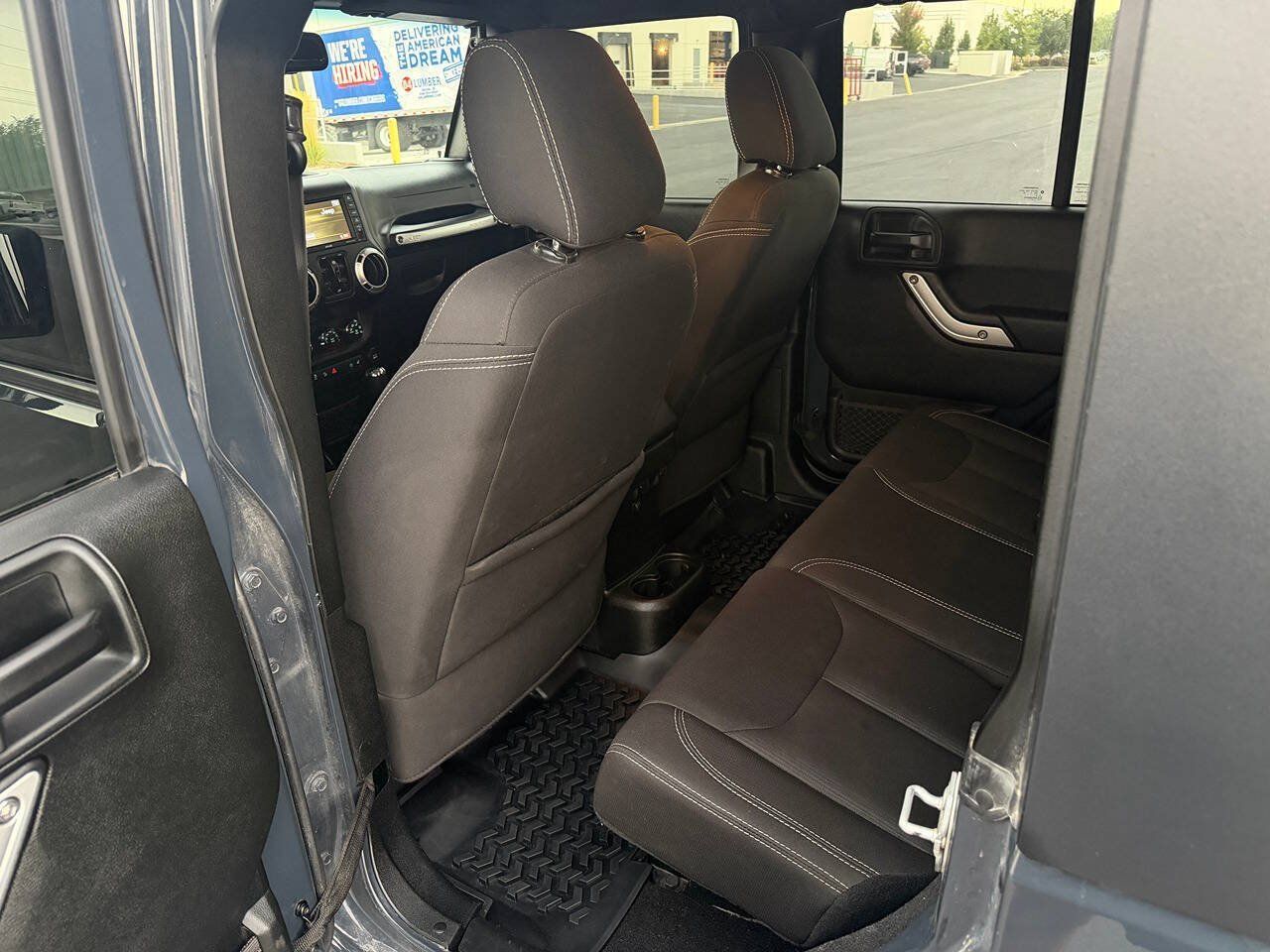 Used 2018 Jeep Wrangler Unlimited Sahara w/ Connectivity Group AWD/4WD image 30