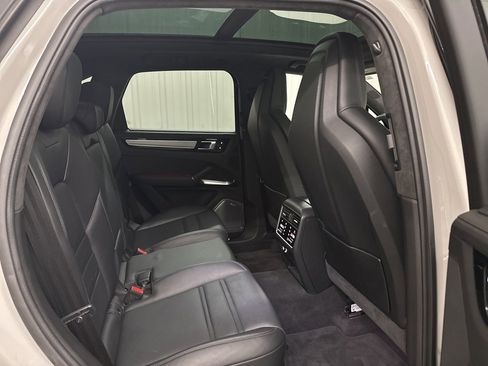 Used 2021 Porsche Cayenne Turbo image 40