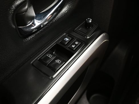 Used 2017 Nissan Titan SV AWD/4WD image 23