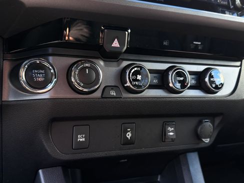 Used 2017 Toyota Tacoma TRD Off-Road image 24