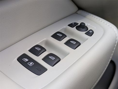 Certified 2025 Volvo XC60 B5 Ultra w/ Protection Package Premier image 33