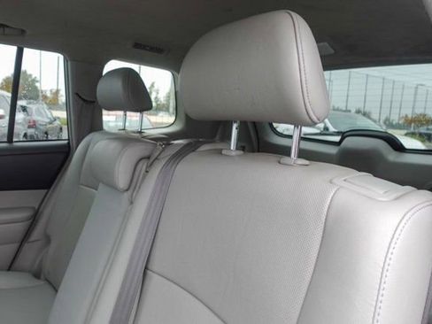 Used 2012 Toyota Highlander Limited w/ Tow Pkg image 11