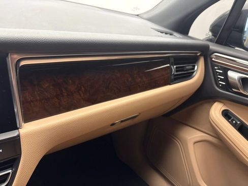 Certified 2024 Porsche Macan AWD/4WD image 33