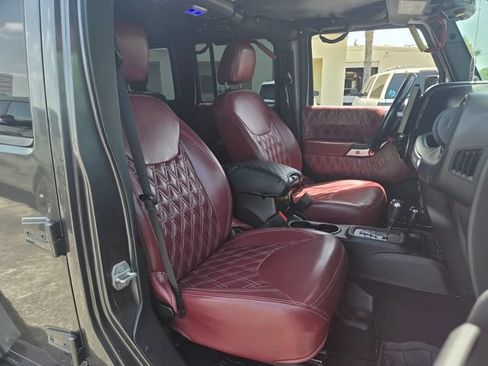 Used 2014 Jeep Wrangler Unlimited Sahara w/ Max Tow Package AWD/4WD image 16