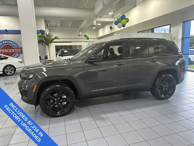 Used 2023 Jeep Grand Cherokee Limited w/ Luxury Tech Group II AWD/4WD image 40