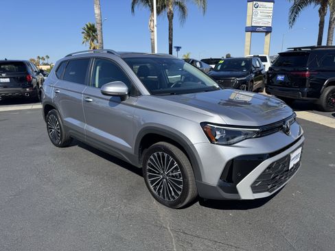 Used 2025 Volkswagen Taos SE image 5