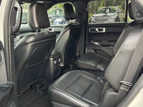 Used 2020 Ford Explorer XLT w/ Equipment Group 202A AWD/4WD image 17