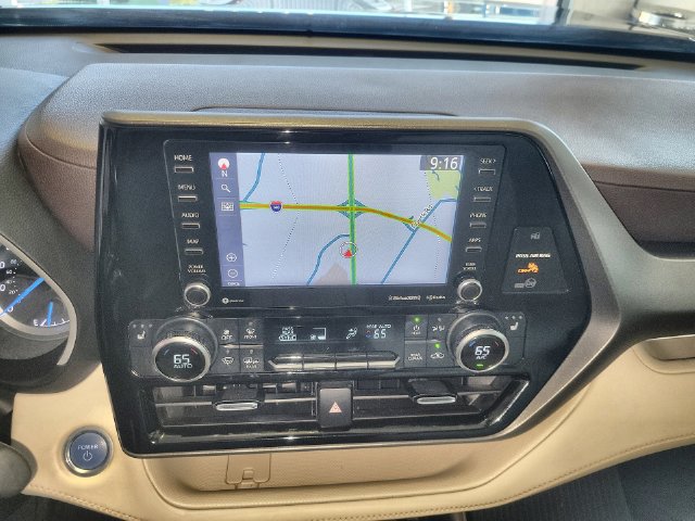Used 2021 Toyota Highlander XLE AWD/4WD image 18