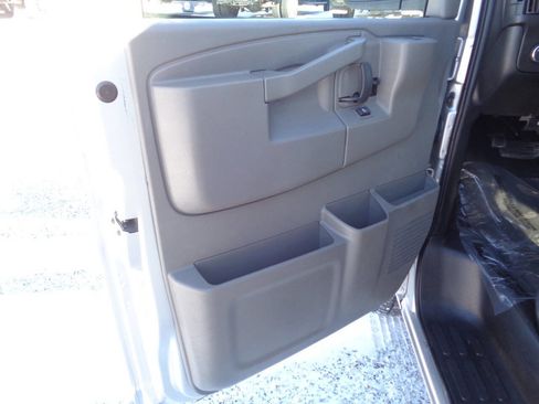 Used 2017 Chevrolet Express 3500 LT w/ LT Preferred Equipment Group RWD image 10