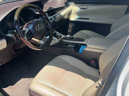 Used 2017 Lexus ES 350 w/ Premium Package FWD image 4