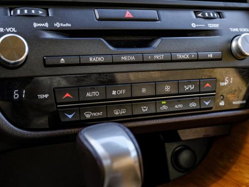 Used 2017 Lexus RX 450h AWD image 25