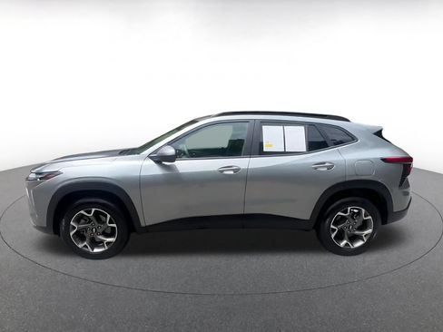 Used 2025 Chevrolet Trax LT FWD image 9