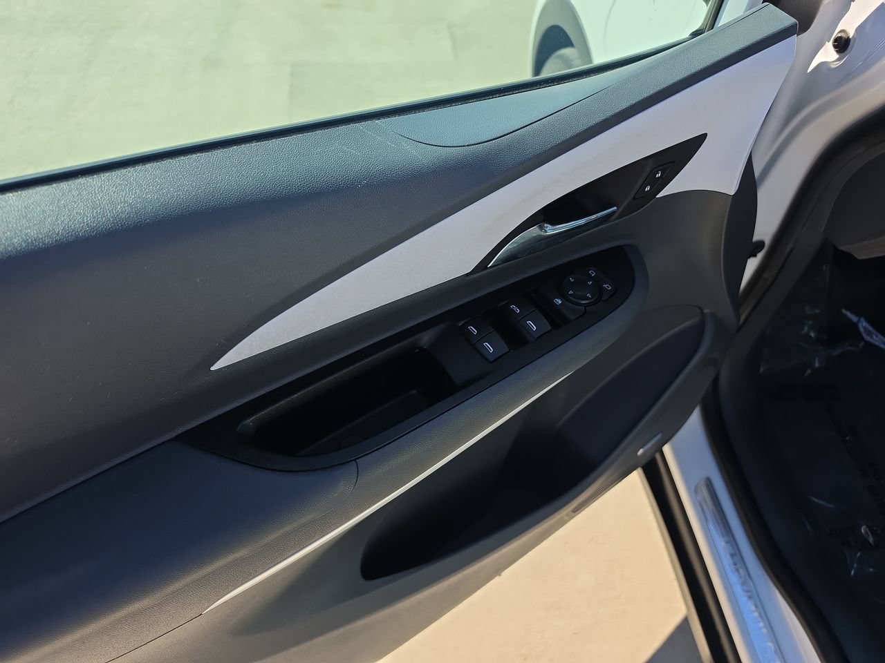 Used 2019 Chevrolet Bolt Premier w/ Infotainment Package FWD image 22