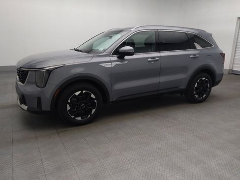 Used 2024 Kia Sorento S FWD image 2