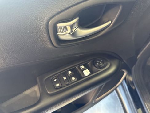 Used 2018 Jeep Compass Latitude w/ Popular Equipment Group FWD image 17