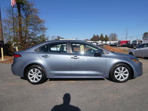 Used 2021 Toyota Corolla LE image 4