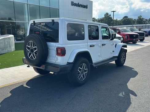 Used 2025 Jeep Wrangler Unlimited Sahara AWD/4WD image 6