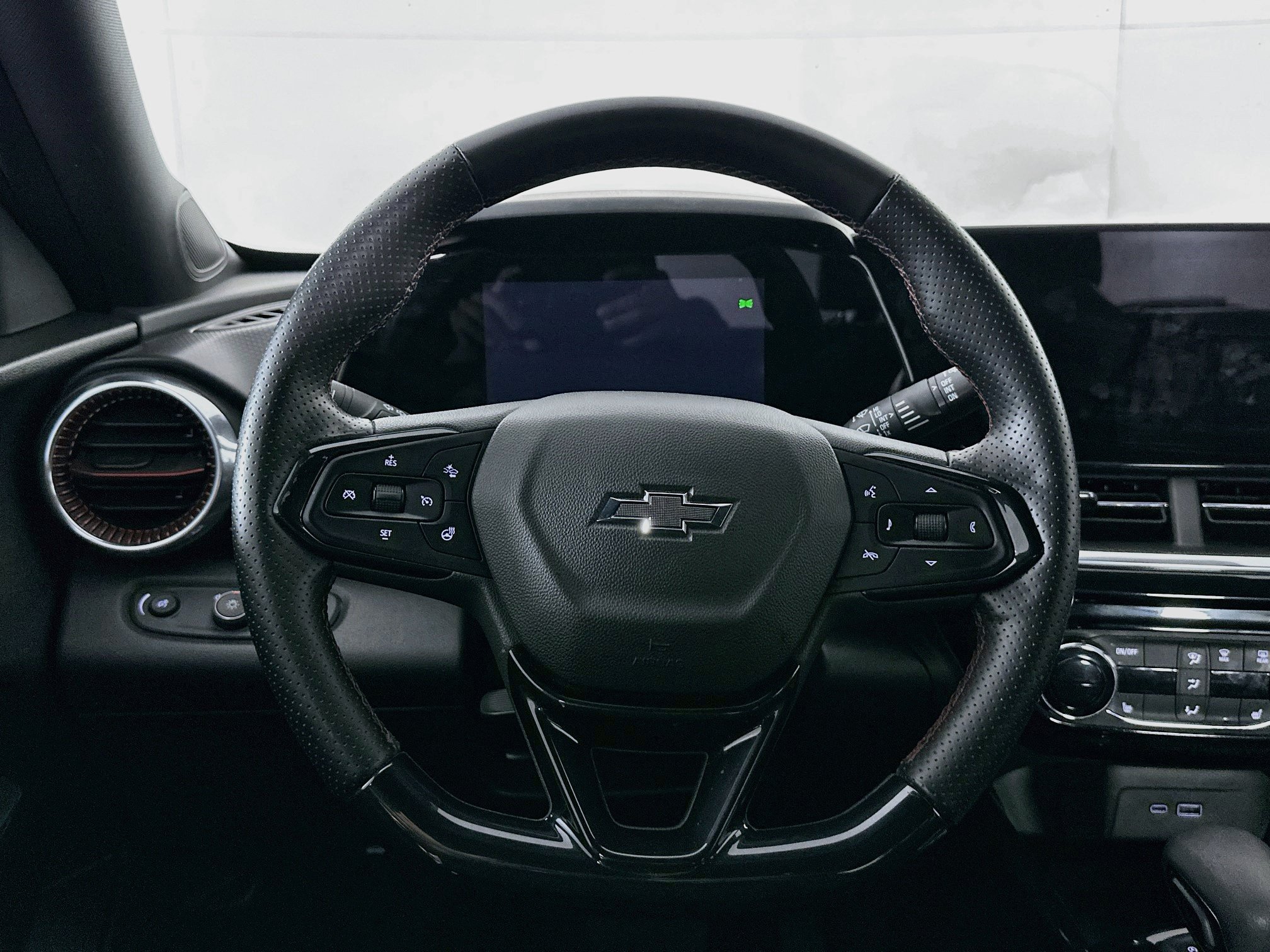 Used 2024 Chevrolet Trax RS w/ Sunroof Package FWD image 18
