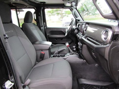 Used 2022 Jeep Wrangler Unlimited Sahara w/ Cold Weather Group image 17