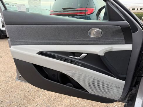 Used 2025 Hyundai Elantra Limited image 18