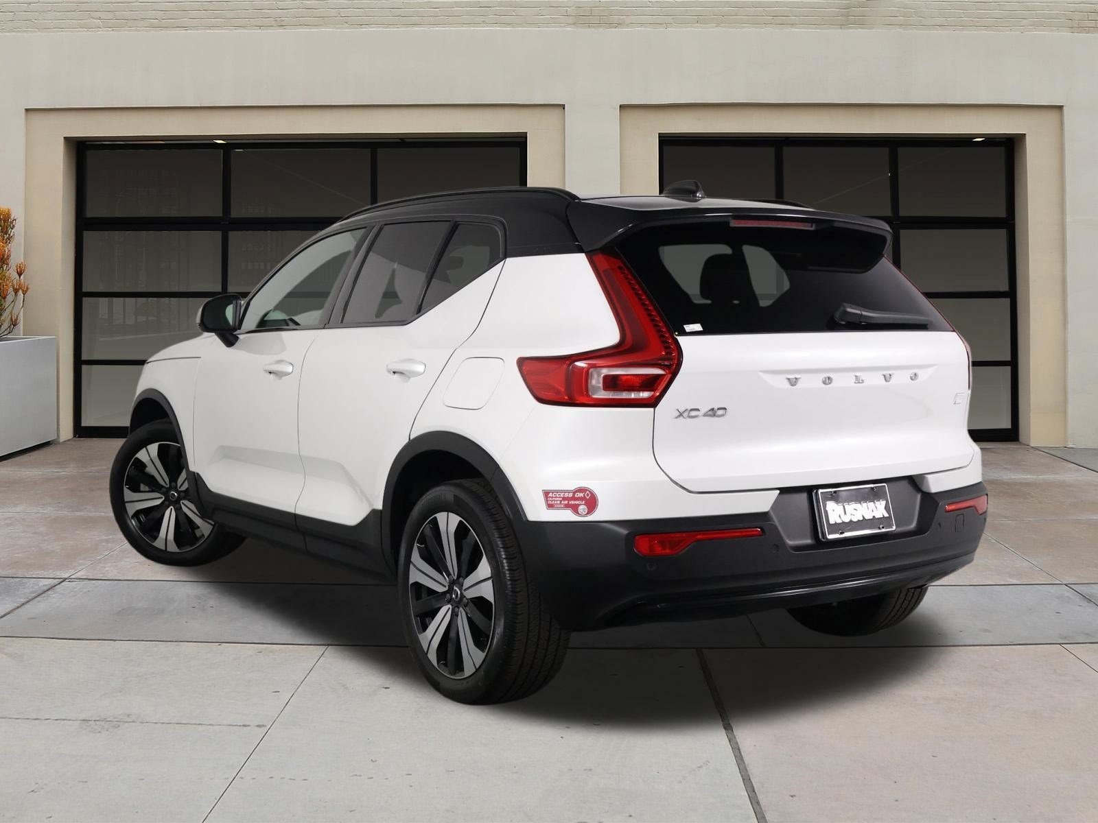 Certified 2023 Volvo XC40 Recharge Core AWD/4WD image 2