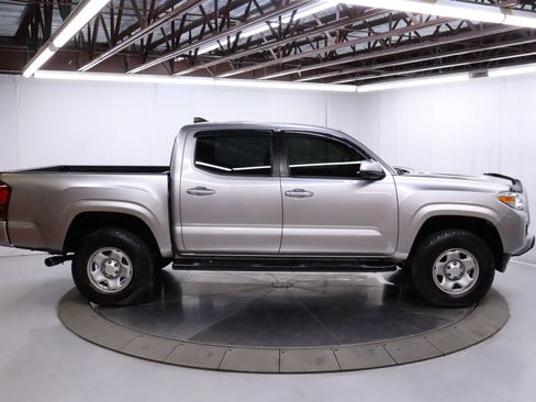 Used 2018 Toyota Tacoma SR image 8