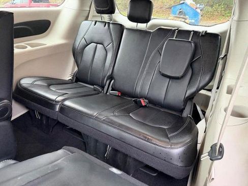 Used 2024 Chrysler Pacifica Select image 10