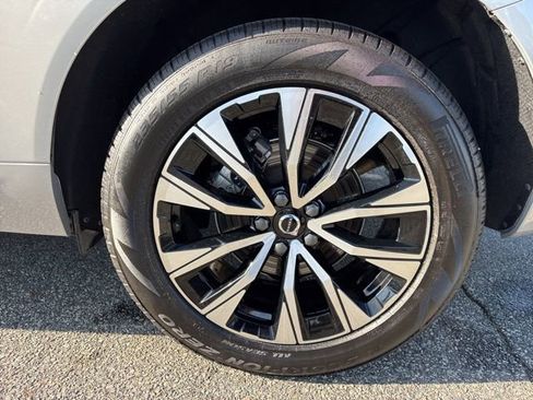 Used 2025 Volvo XC60 B5 Plus AWD/4WD image 10