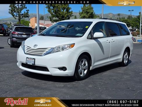 Used 2015 Toyota Sienna LE image 1