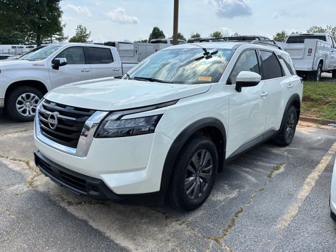 Used 2023 Nissan Pathfinder SV w/ SV Premium Package FWD image 3