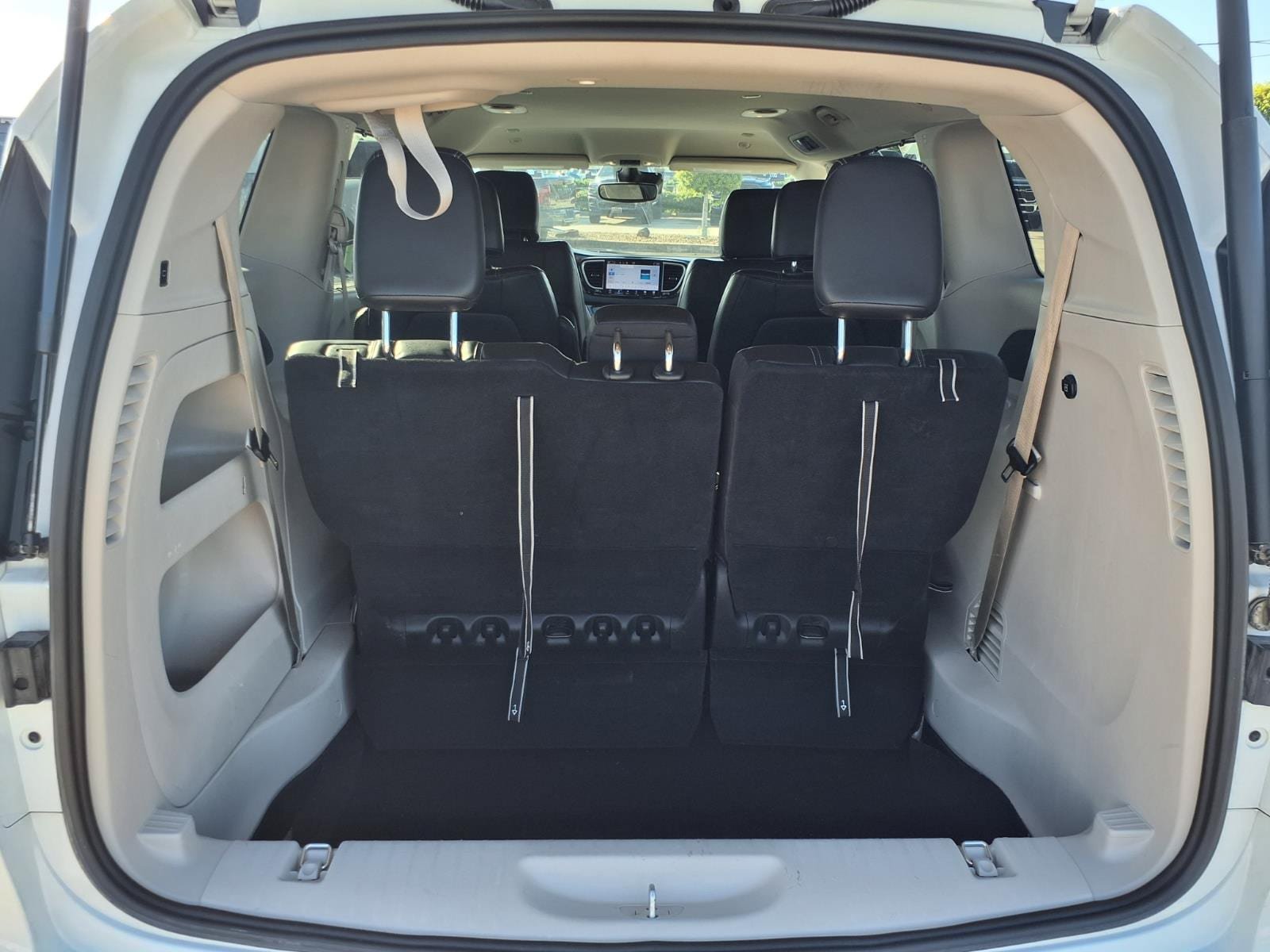 Used 2023 Chrysler Pacifica Touring-L FWD image 8