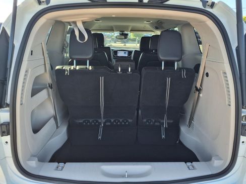 Used 2023 Chrysler Pacifica Touring-L FWD image 8