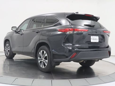 Used 2022 Toyota Highlander XLE AWD/4WD image 3