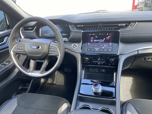 New 2025 Jeep Grand Cherokee Laredo image 8