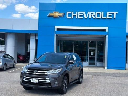 Used 2017 Toyota Highlander XLE AWD/4WD image 1