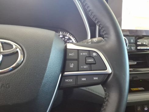 Used 2023 Toyota Highlander XLE AWD/4WD image 27