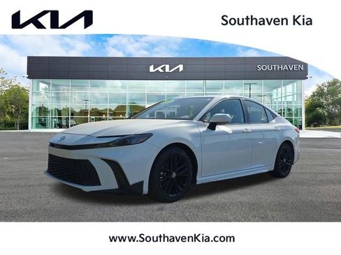 Used 2025 Toyota Camry SE FWD image 1