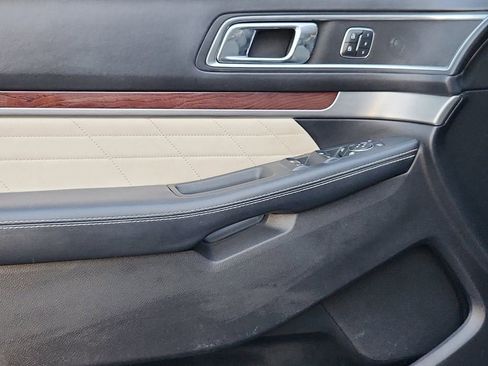 Used 2018 Ford Explorer Platinum image 19