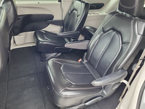Used 2024 Chrysler Pacifica Touring-L image 24