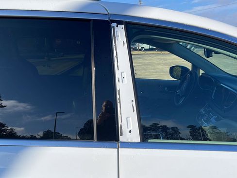 Used 2024 Chrysler Pacifica Touring-L image 5