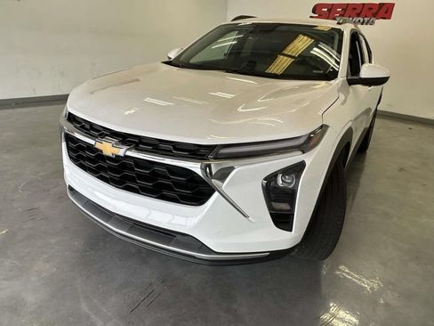 Used 2025 Chevrolet Trax LT w/ LT Convenience Package FWD image 7
