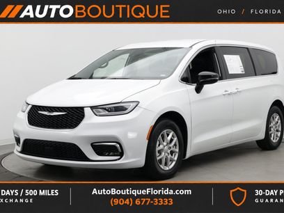 Used 2026 Chrysler Pacifica Select