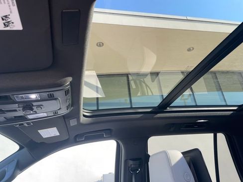 Used 2025 Chevrolet Tahoe Premier AWD/4WD image 19