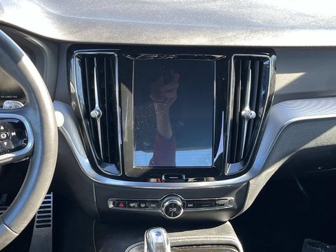 Used 2019 Volvo S60 T8 R-Design image 14