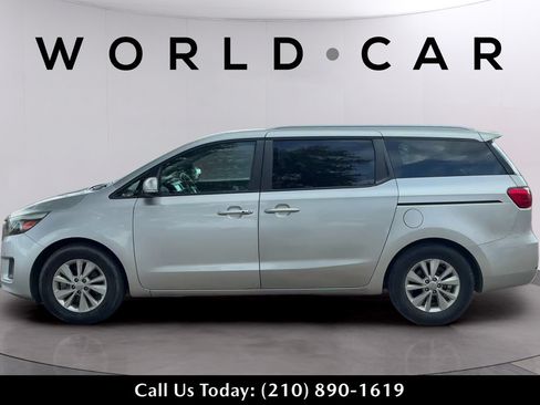 Used 2017 Kia Sedona LX w/ LX Essentials Premium Package FWD image 11